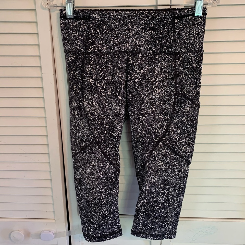 Lululemon Outrun 17" Crop Style W6ABNS Women’s Size 6 Splatter White Black/Black